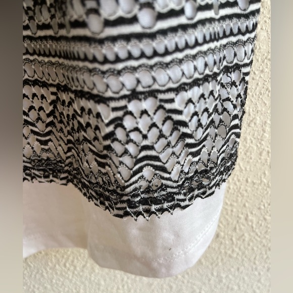 One World black and white tank - Picture 3 of 8